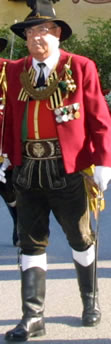 Ehrenhauptmann Raimund Schwarz (hier bei einer Prozession als Hauptmann der SKIV)