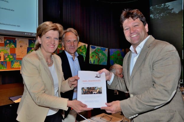 Ausschussobmann Klaus Defner und Hannes Flir (r.) übergaben das Ideenpaket der Bevölkerung an BM Christine Oppitz-Plörer. Foto: Dapré